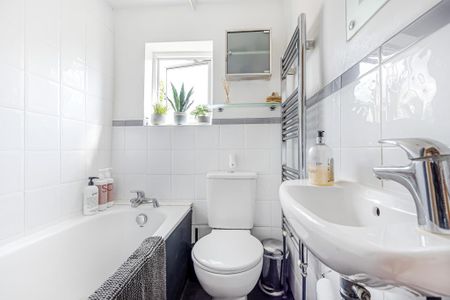 2 bedroom terraced house to rent - Photo 3