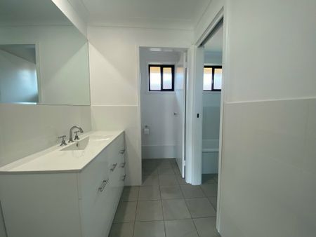 Comfortable Family Home - Photo 5