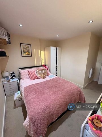 1 bedroom in a flat share to rent - Photo 4