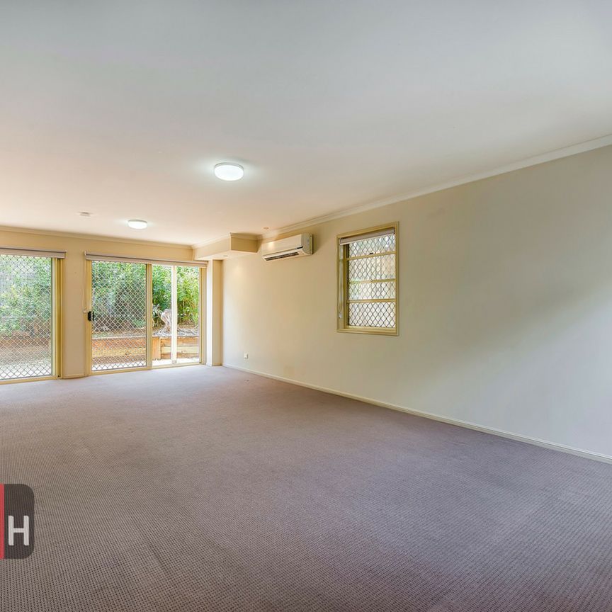 AIRCONDITIONED SPACIOUS 3 BEDROOM TOWNHOUSE IN GREAT LOCATION ! - Photo 1