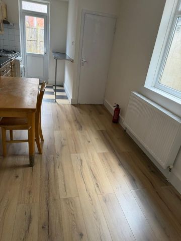 4 Bed Terraced House, Garratt Lane, SW17 - Photo 3