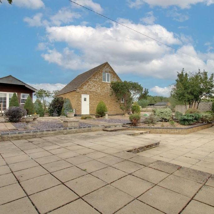 4 bedroom detached bungalow to rent - Photo 1