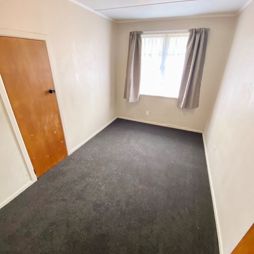This three bedroom brick home, has been tastefully renovated with fresh clean interior tones and lovely new carpet in the last year. - Photo 1
