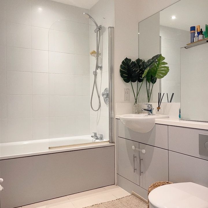 2 Bed Flat, Juniper Drive, SW18 - Photo 1