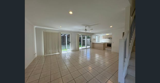 SPACIOUS TOWN HOUSE 3 BED 2.5 BATH DOUBLE LOCK UP GARAGE IN EXCEPTIONAL SOUGHT-AFER LOCATION WITH UPCOMING NEW CARPET! - Photo 1