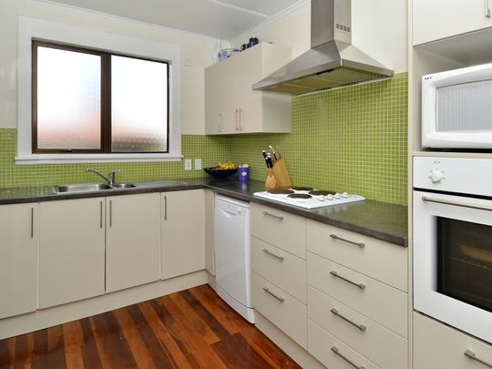 Perfect for a small family - 2 Bedrooms Plus 2 room Utility - Great storage - Photo 1