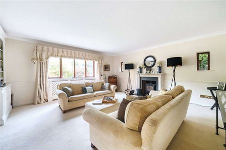 An extended South facing detached family home, tucked away in the heart of Nettlebed, with country walks on your doorstep. - Photo 2