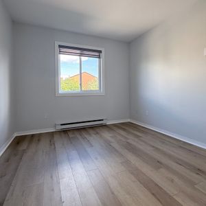 Cité De La Santé - 4 1/2 Grand Et Renové - Photo 3