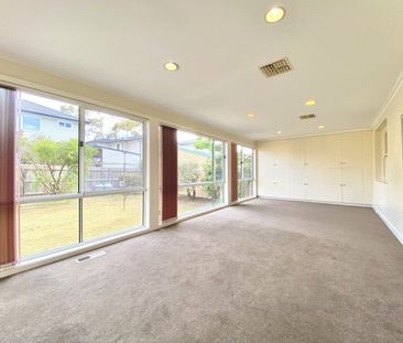 SPACIOUS THREE BEDROOM HOME IN EXCELLENT LOCATION - Photo 3