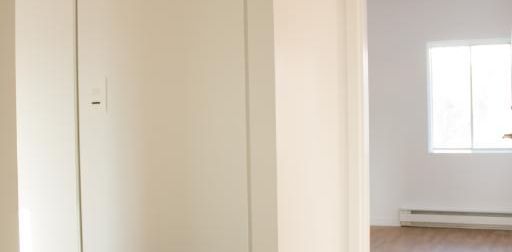 4 1/2 SITUÉ DANS UN SECTEUR PAISIBLE - ENTIÈREMENT RÉNOVÉ - 1355$/MOIS TOUT INCLUS, DISPONIBLE POUR NOVEMBRE - Photo 2