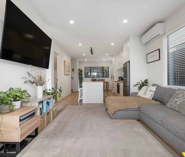 Modern Living in the Heart of Te Atatu South - Photo 3