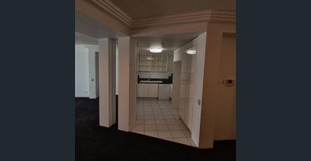 The place to live - MAIN BEACH! Close to transport, shops, beach, restaurants. - Photo 5