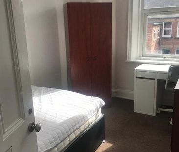 3 bedroom flat to rent - Photo 2