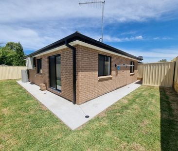 Modern & Spacious Three-Bedroom Granny Flat in Quiet Location - Photo 4