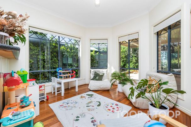 Stylish courtyard home - Photo 1