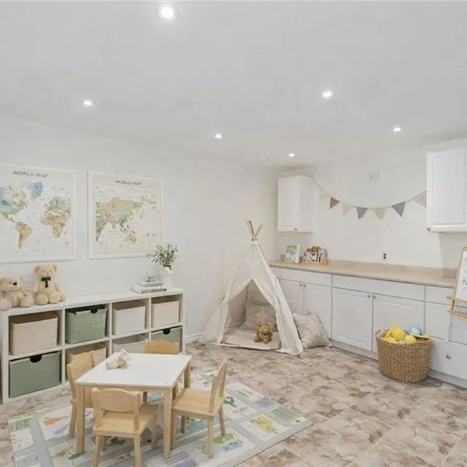 1093 PARTHIA Crescent - Photo 1