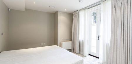 Three Bedrooms in Green Street, Mayfair W1K - Photo 2