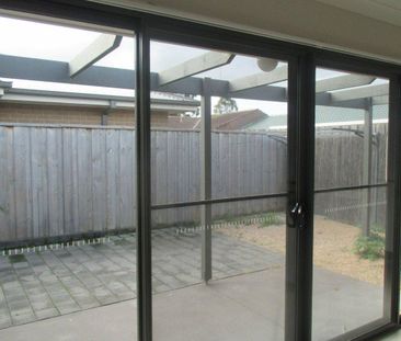 SPACIOUS TOWNHOUSE IN CENTRAL BAIRNSDALE - Photo 1