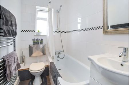 LOOK NO FURTHER! Fabulous 2 Bed Flat To Let in SE20 - Photo 5