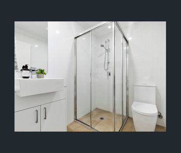 Bright Two Bedroom Apartment - Photo 6