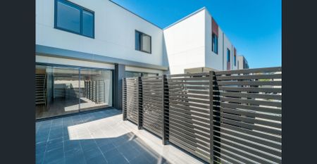 Perfectly located modern townhouse - Photo 4