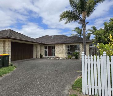 5 Bedroom Home in Flat Bush - Photo 1