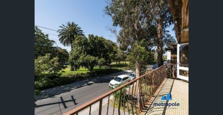 LARGE TWO BEDROOM APARTMENT IN A PARKSIDE LOCATION - Photo 2