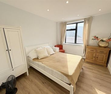 3 bedroom apartment to rent - Photo 4