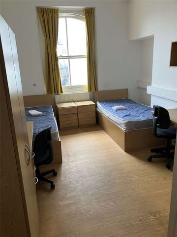 Twin room with en-suite bathroom, shared kitchen and amenities in a highly regarded student accommodation, situated off Trafalgar Square. All bills included. Furnished. 24/7 security. - Photo 4