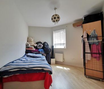 2 bed flat to rent in Symphony Close, Edgware, HA8 - Photo 2