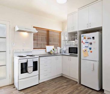 Sunny 2-Bedroom Brick & Tile Home in Glenfield - Photo 4