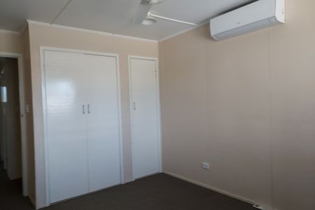 Perfect for the Entertainer... - Photo 3