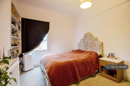 4 bedroom semi-detached house to rent - Photo 3