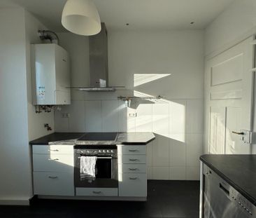 Altbaucharme: Geräumige, möblierte 2 Zimmer-Wohnung mit Küche - Photo 3