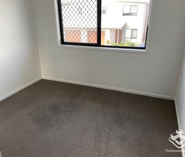 3 BEDROOM TOWNHOUSE - Double Garage, Air Cons, Pets Welcome - Photo 1
