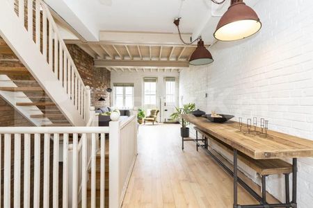 Stunning mid-Terrace house tucked away on a quiet mews Street - Photo 3