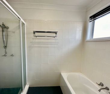 Awesome Family Home with Swimming Pool - Photo 2