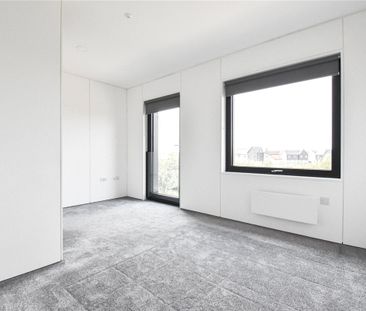 Well presented 4 bedroom semi-detached house situated within the growing community of Northstowe. Allocated parking. Highly efficient electric heating. Unfurnished. - Photo 2