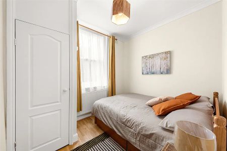 2 bedroom flat - Photo 4