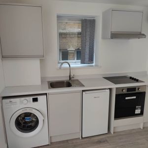 Price £1,250 pcm - Available 27/03/2026 - Furnished - Photo 2