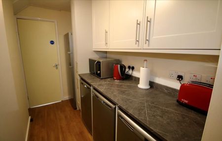 4 bedroom terraced house to rent - Photo 5