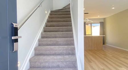 Modern Townhouse – Stylish, Sunny & Low Maintenanc - Photo 2