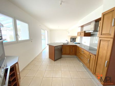 Location Maison 8 pièces 195m² - Photo 2