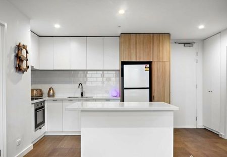 MODERN 2- BEDROOM APARTMENT WITH STUNNING BAY VIEWS + WHITE GOODS - Photo 4