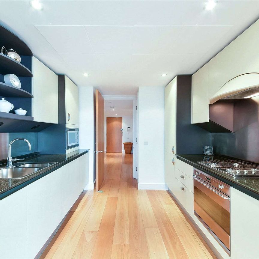 This 2 bedroom apartment is located in the prestigious Canary Riverside development. - Photo 1