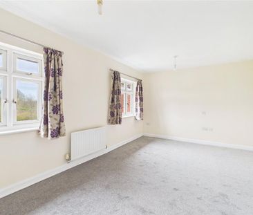 4 bedroom end of terrace house to rent - Photo 2