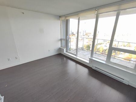 Park Avenue. One Bedroom Close to King George Skytrain Station - Photo 2
