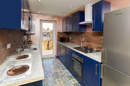 4 bedroom terraced house to rent - Photo 3