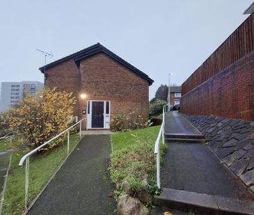 2 bed over 55’s flat. Accessed by many steps, good mobility essenti... - Photo 1