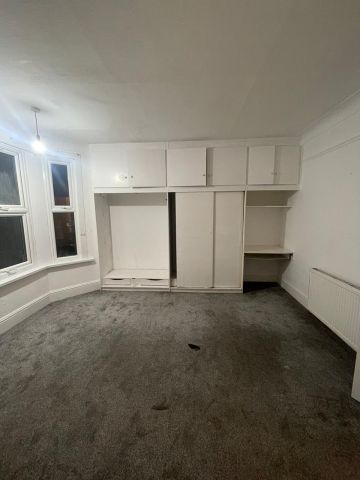 4 Bed Semi-Detached House, Coleridge Avenue, E12 - Photo 5